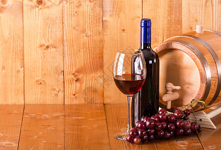 杯红酒瓶子和葡萄图片