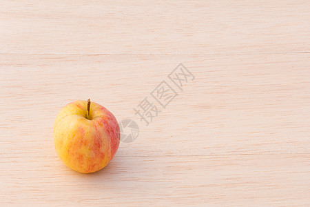 木本底的fuji苹果水果甜点红色白色食物生产黄色农业图片