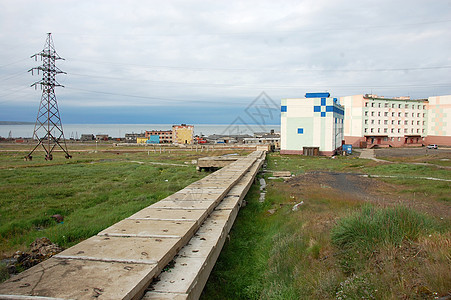 混混水供水收集者北极城镇基础设施建设;图片