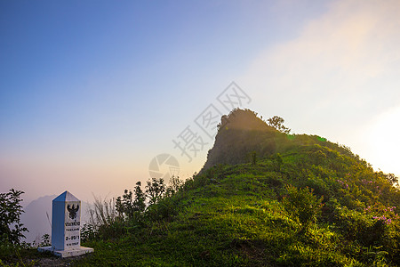 日落在泰国的Phu Chi dao悬崖焦江莱图片