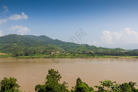 泰河和拉乌斯之间的梅孔河边界旅游热带环境运输天空蓝色运河假期丛林山脉图片