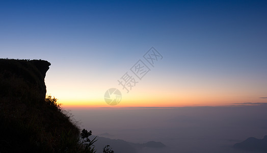 太阳在泰国的Phu Chi fa悬崖江莱升起晴天旅游岩石石头薄雾天空假期爬坡日落蓝色图片