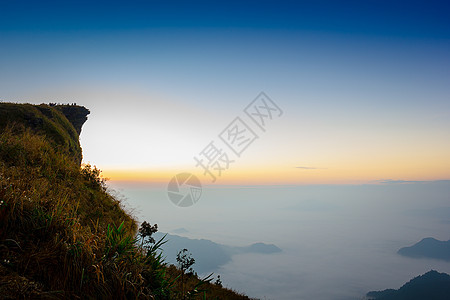 太阳在泰国的Phu Chi fa悬崖江莱升起天空环境石头旅行爬坡日落阳光假期远足薄雾图片