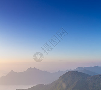 山地模糊背景旅游森林季节旅行绿色天空山脉墙纸环境乡村图片