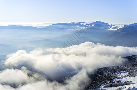 飘散的云雾首脑高度晴天爬坡天空阳光高山自由旅行季节图片
