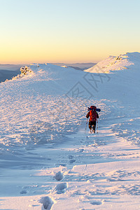 雪中的轨迹天空假期高地高山高度旅行小路旅游背包季节图片