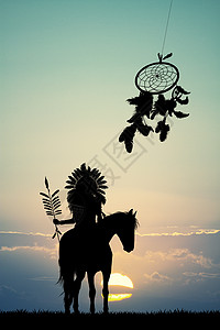日落时骑马的美洲土著印第安人水牛装饰品荒野原住民羽毛猎人男人鬃毛皮肤文化图片