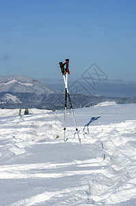 冬季雪山和蓝天图片