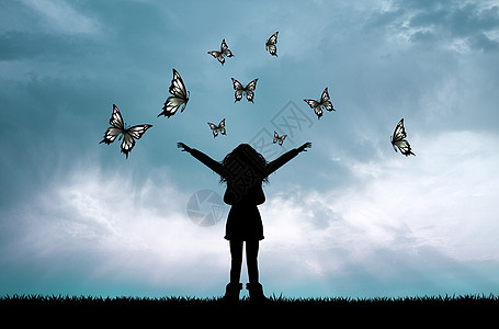 女孩和蝴蝶天空闲暇插图翅膀昆虫草地季节君主图片