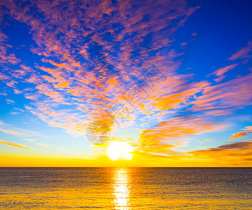 美丽的日落在海洋上阳光镜子反射海岸线蓝色全景橙子旅行海浪地平线图片