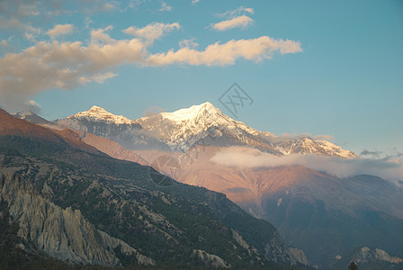 尼泊尔 山上日出辉光高度顶峰森林冒险高地天空风景山腰蓝色图片