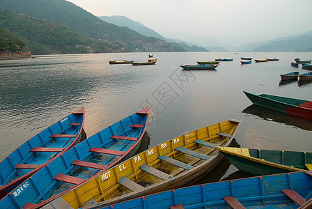 湖边的木制船只港口地平线运输钓鱼蓝色海岸热带场景太阳旅游图片