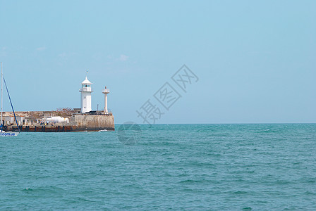 海湾的灯塔光束旅游旅行支撑阳光指导蓝色海洋波浪导航图片