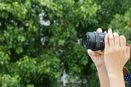拍照旅行女性摄影师女孩相机照片女士摄影镜片图片