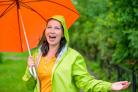 喜欢在夏雨下散步的漂亮美女图片