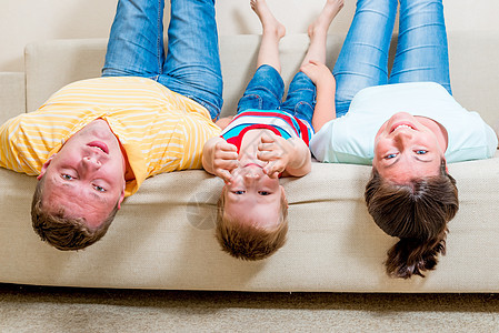 一个幸福的家庭的肖像 躺在沙发上头朝下图片