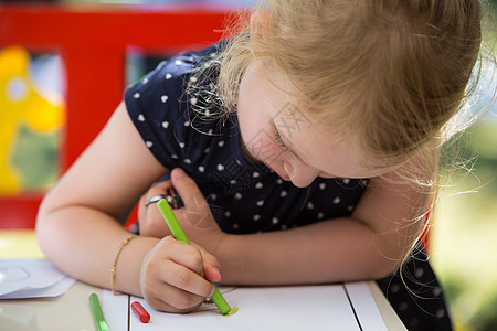 女孩彩色选择性艺术绘画孩子幼儿园油画棒创造力床单粉彩焦点背景图片