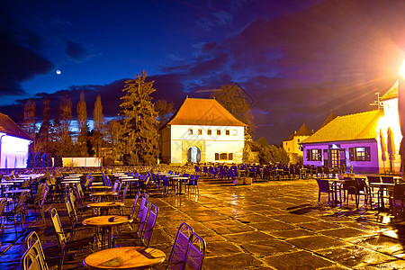 瓦拉兹丁老城广场夜景图片