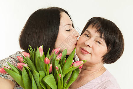 女方展示了花束母亲家庭花朵孩子们郁金香女性礼物白色情感微笑图片