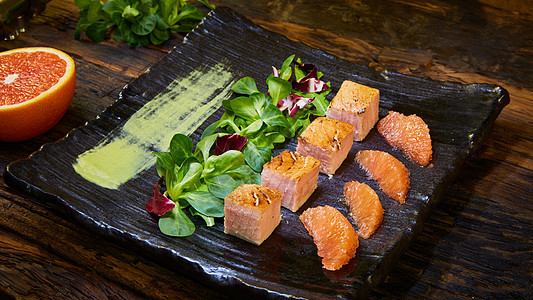 Grill 鲑鱼沙拉 配有混合绿菜 鳄梨和果汁 美味的健康饮食菜单鱼片水果蔬菜营养盘子美食餐厅午餐橙子图片
