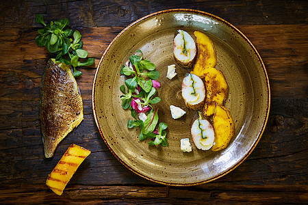 含有绿的鱼片桌子国家胡椒刀具蔬菜美食沙拉盘子牛扒餐厅图片