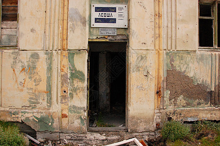 废弃大楼入口处上方的旧信息标志图片