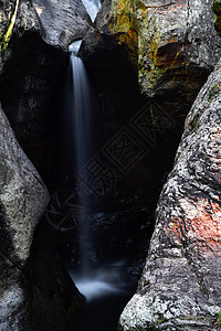 基拉尼格伦瀑布旅行森林叶子环境溪流绿色岩石瀑布边界荒野图片