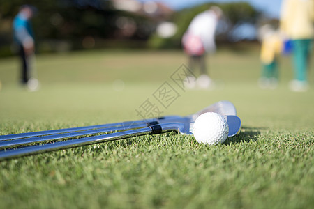高尔夫球和高尔夫球俱乐部小鸟游戏快乐爱好中年驾驶运动公园大车课程图片