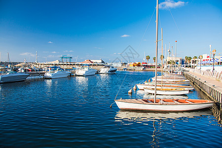 船停在码头蓝色港口奢华游艇旅游帆船航海运输旅行运动图片