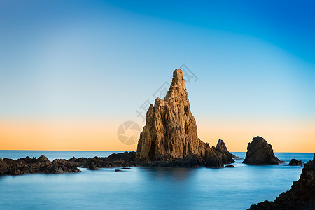 西班牙卡博德加塔附近的地中海海中的岩石图片