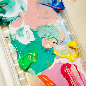 接近混乱的 用过的水彩色药片装饰紫色学校画家绘画童年玩具装潢水粉图片