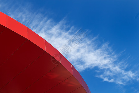 红色的天空建筑和天空条纹工业红色线条蓝色金属背景