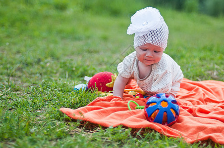 穿着可爱白帽子肖像的小女孩婴儿儿童女儿乐趣女性玩具童年白色孩子绿色图片