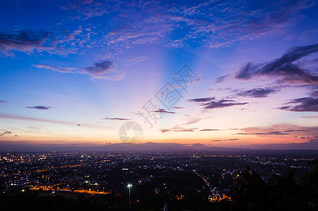 照亮日落和蓝天空天气蓝色金子阳光晴天风景城市天际天空景观背景图片