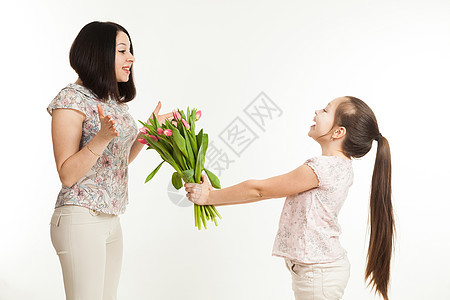 女孩给母亲一束花郁金香家庭成人惊喜花朵孩子们成年人礼物庆典白色图片