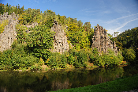 河上岩石绿色环境国家全景天空蓝色爬坡山脉森林晴天图片