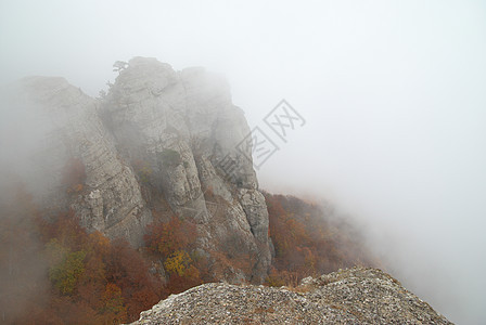 山中的暴风黑色太阳旅行旅游地球石头棕色悬崖天空白色图片