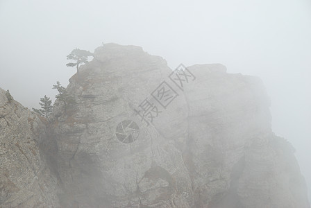 山中的暴风爬坡太阳石头旅游悬崖白色黑色地球天空顶峰图片