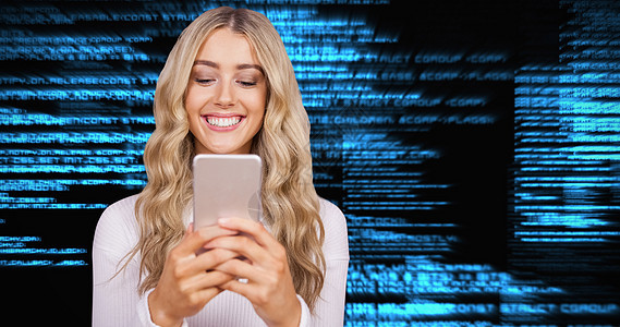 美丽金发美女微笑并使用智能手机的复合形象 笑声长发女性屏幕电脑女士数据代码卷发蓝色金发女郎图片