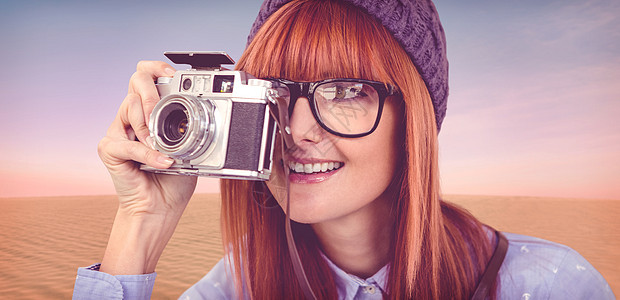 笑笑的时装女用反光照相机拍照的复合图像木头红发紫色服装刘海女性毛线沙漠蓝色快乐图片