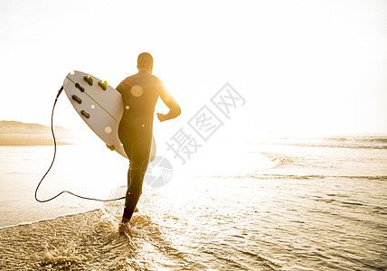 我们来抓海浪吧男性爱好冲浪板闲暇冲浪海岸冲浪者假期运动身体背景图片