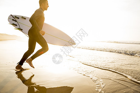 我们来抓海浪吧海岸娱乐男人男性假期海洋冲浪板身体冲浪者天空背景图片