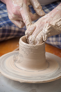 陶匠的手杯子水壶陶器拇指制品作坊专注压力手指车轮图片
