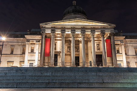 夜间伦敦国家美术馆入口处;图片