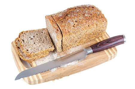 在切肉板上切全餐面包和刀木头食物面粉木板早餐玉米脆皮厨房美食棕色图片