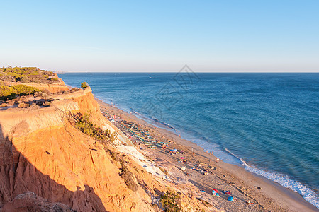 日落时从悬崖上看到法勒西亚海滩海岸线蓝色太阳旅游游客海洋日光浴天堂岩石旅行图片