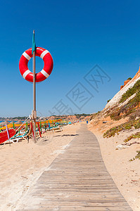 通往葡萄牙Falesia海滩的Wooden路线木头海洋救生圈小路天堂日光浴旅游海岸线晴天游客图片