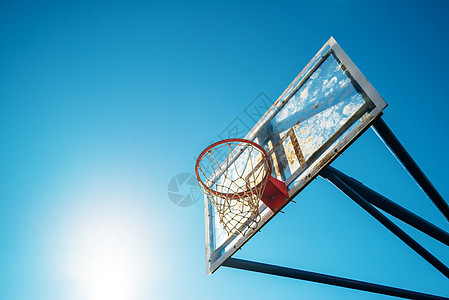 在户外法庭上环绕着篮球圈的灵活玻璃街头篮球板蓝色街道娱乐木板运动游戏篮子校园扣篮活动图片