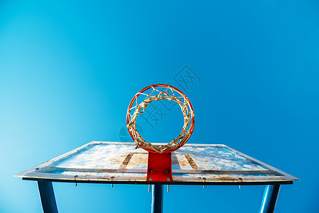 在户外法庭上环绕着篮球圈的灵活玻璃街头篮球板娱乐扣篮街道篮子蓝色活动校园天空街球运动图片