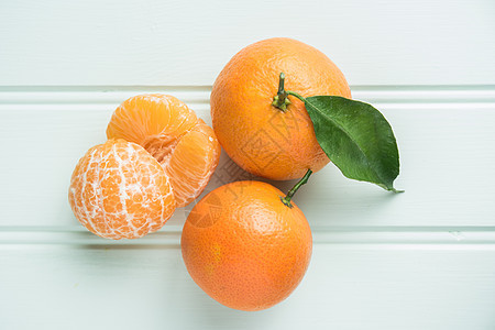 上面生锈的桌子上的天然甜甜乡村柑桔水果农场食物橙子团体叶子饮食采摘图片
